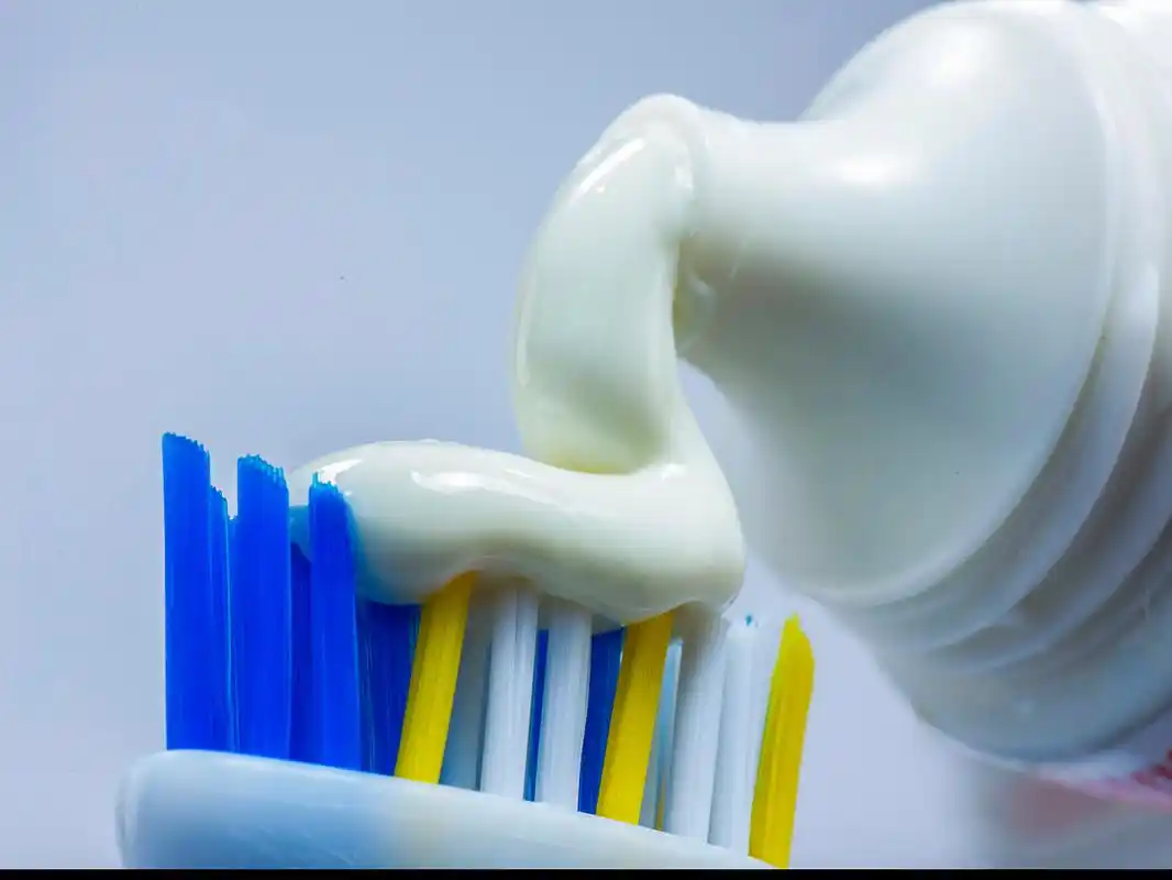 Quality control inspection on automated gel toothpaste production lines at an ISO 22716 GMP-certified OEM manufacturer
Custom private-label gel toothpaste