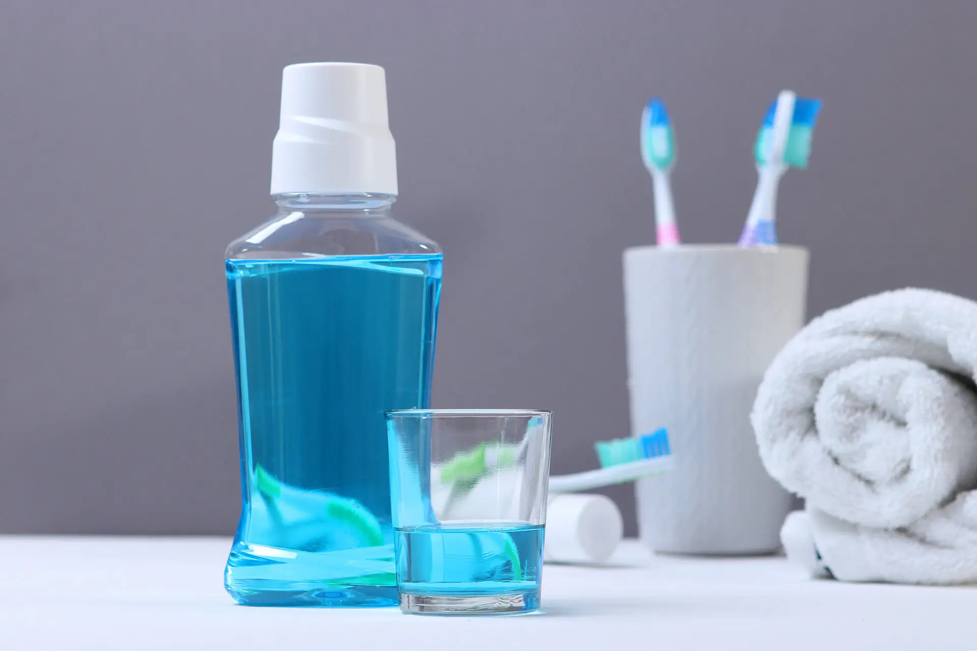 Varietà di private label colluttorio bottiglie in diverse formule e colori, pronti per la personalizzazione e la distribuzione al dettaglio.