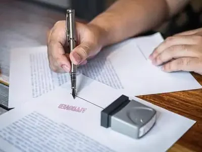 Side-by-side di confronto di lista di controllo che mostra come scegliere la migliore igiene orale produttore di contratto nel 2026 con la tabella di punteggio e le bandiere rosse – perfetto per start-up di lancio di private label, il dentifricio o collutorio