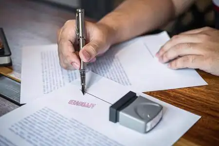 Side-by-side comparison checklist showing how to choose the best oral care contract manufacturer in 2026 with scoring table and red flags – perfect for startups launching private label toothpaste or mouthwash