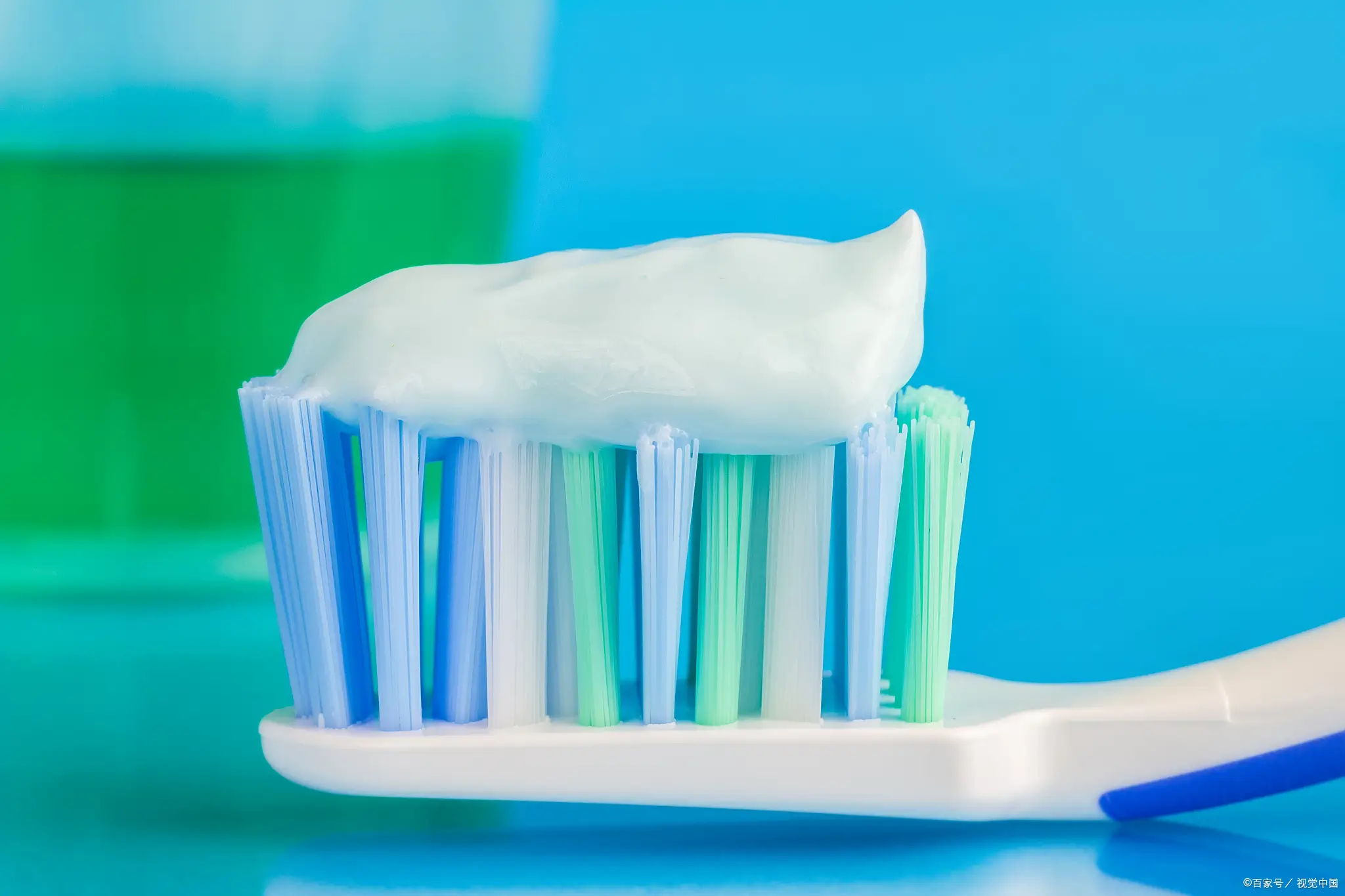 Herbal toothpaste sachet OEM manufacturer showing custom private label natural aloe vera mint sachets and tubes ready for wholesale production – ideal for hotel amenities and retail brands